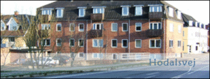Hodalsvej 1 med bannertekst på billedet